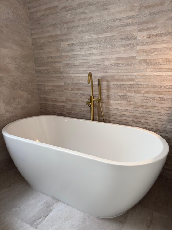 Arlington White Bath Including Waste 1700 x 670mm