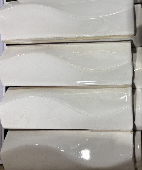 NB3693 Impressions Hand Made White Moulded Wave Border 14x5mm - 10.5m²
