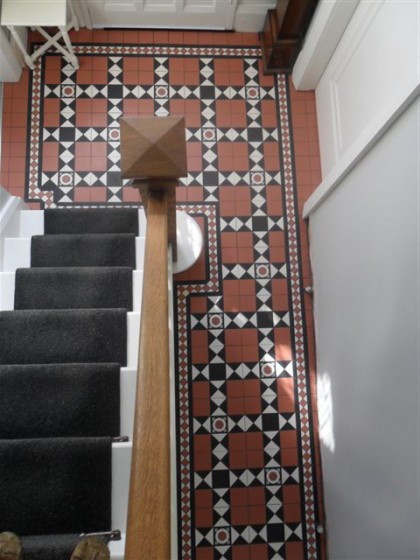 Gosford Victorian Porcealin Black & Red Porcelain Corner Floor Tile 93x93mm